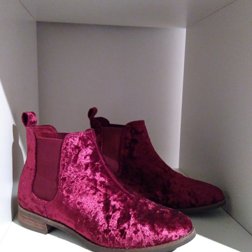 TOMS Ella Black Cherry Velvet Booties Size 7.5